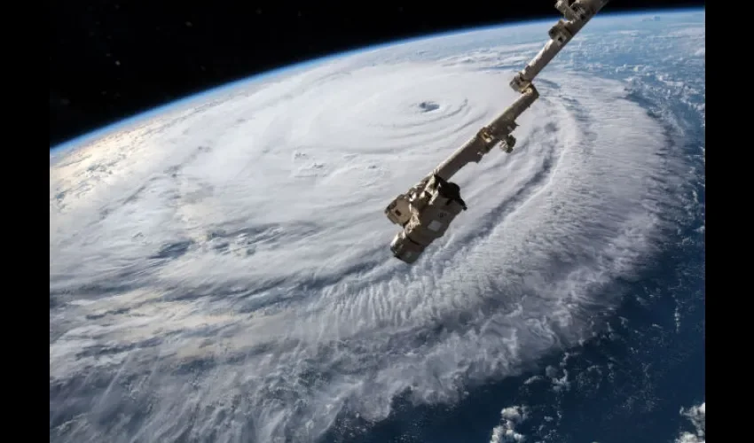 Foto cedida por la Nasa que da a conocer el ojo del huracán Florence. EFE