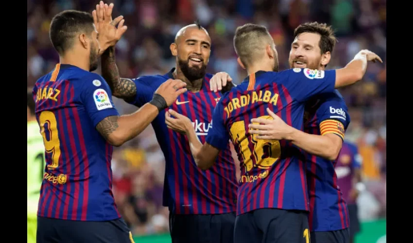 El defensa del FC Barcelona, Jordi Alba, celebra el 7-2 ante la SD Huesca junto a sus compañeros durante el partido de la tercera jornada de Liga en Primera División. EFE 