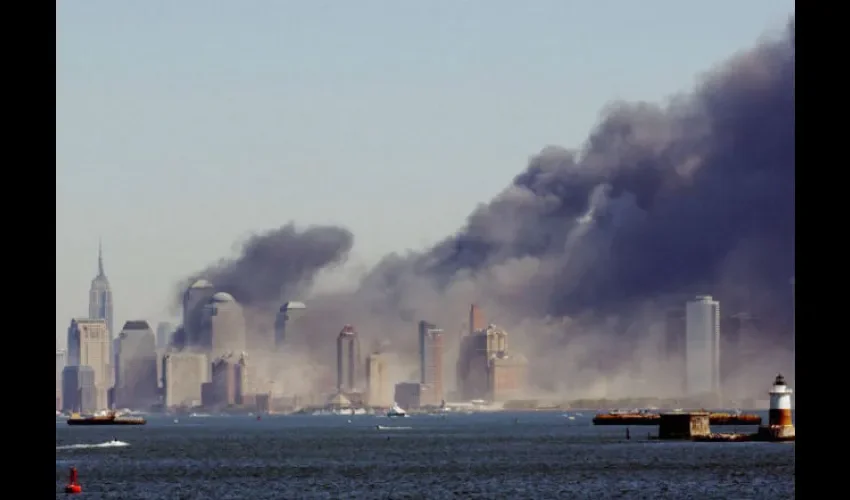 El humo envuelve Manhattan tras el derrumbamiento de las Torres Gemelas del World Trade Center, en la isla de Manhattan, Nueva York. Foto: Chad Rachman /AP