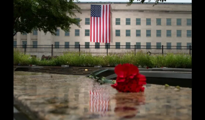  La bandera Nacional estadounidense se refleja junto a una flor colocada sobre el nombre de un soldado caído en combate, durante un homenaje las víctimas de los atentados terroristas del 11-S con motivo del 17 aniversario de los ataques. EFE 