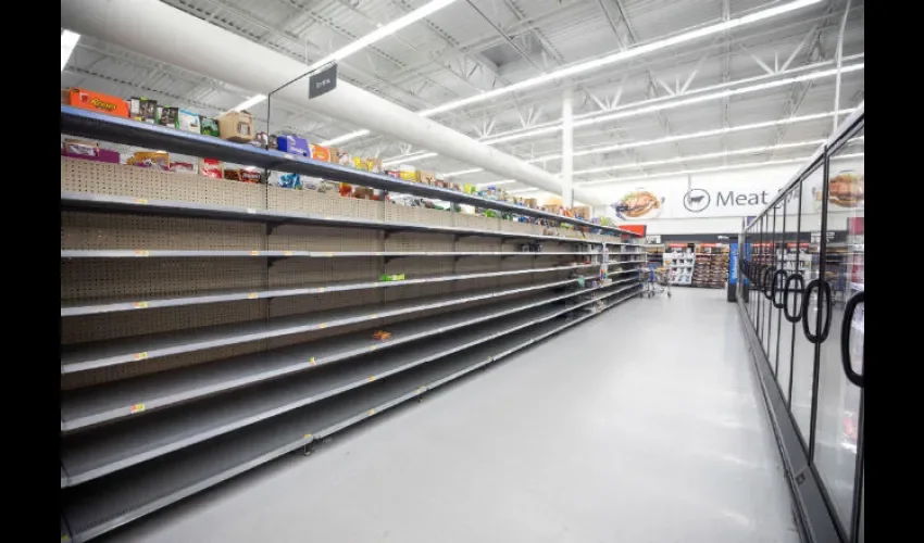 Las estanterías de los supermercados están vacías, las personas buscaron sus provisiones. Foto: EFE