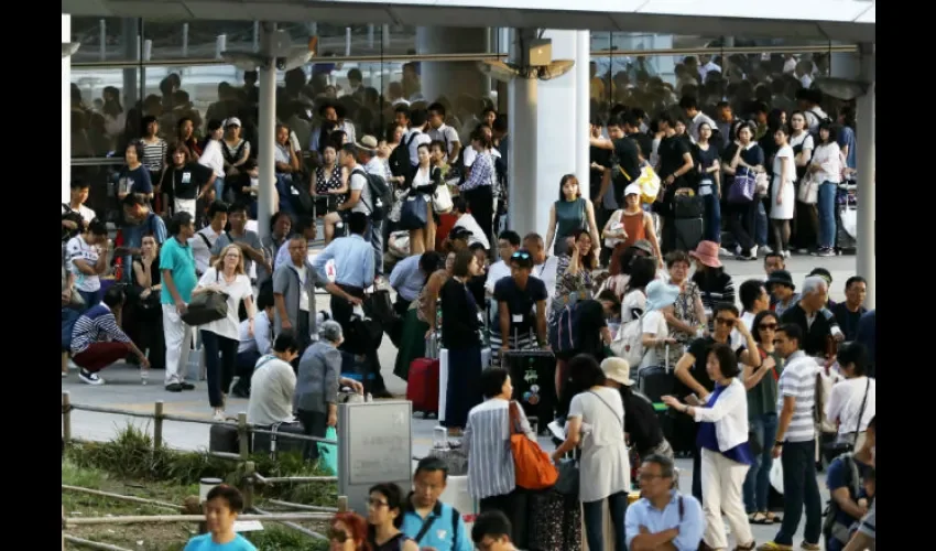 Miles abandonan el aeropuerto de Kansai tras el tifón Jebi. 