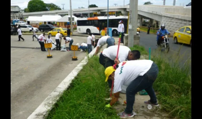 Realizan limpieza del cauce de una quebrada afluente del río Cabuya en Brisas del río, Tocumen. Foto: Cortesía