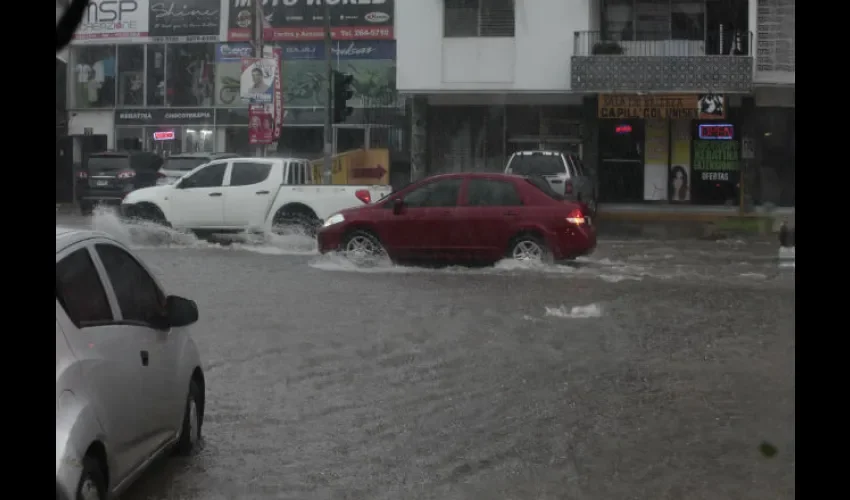 Cada vez que llueve, algunas calles quedan anegadas. Foto: Roberto Barrios