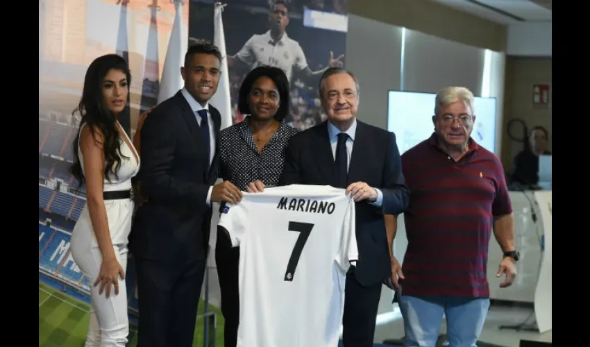 Mariano junto a su familia en su presentación oficial con el Real Madrid./EFE