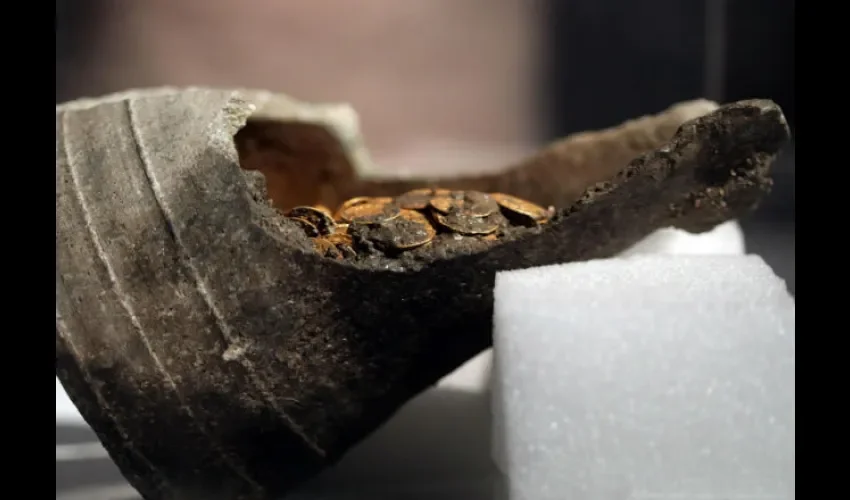Un grupo de arqueólogos encontró cientos de monedas de oro romanas en una vasija durante unas excavaciones en el centro de la ciudad de Como. Foto: EFE