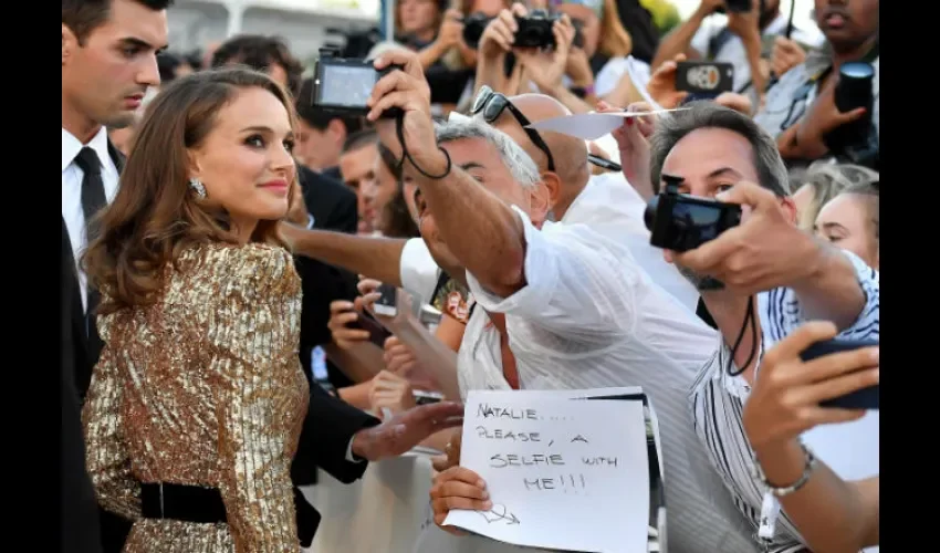 La actriz estadounidense Natalie Portman posa a su llegada al estreno de la película "Vox Lux". Foto: EFE