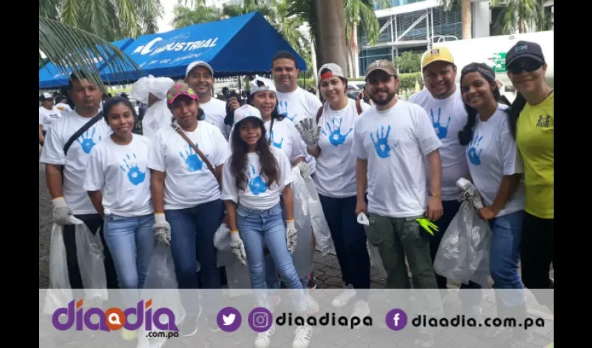 Los equipo de mercado de día a día y digital, de grupo Epasa participaron en la limpieza. Foto: Jesús Simmons
