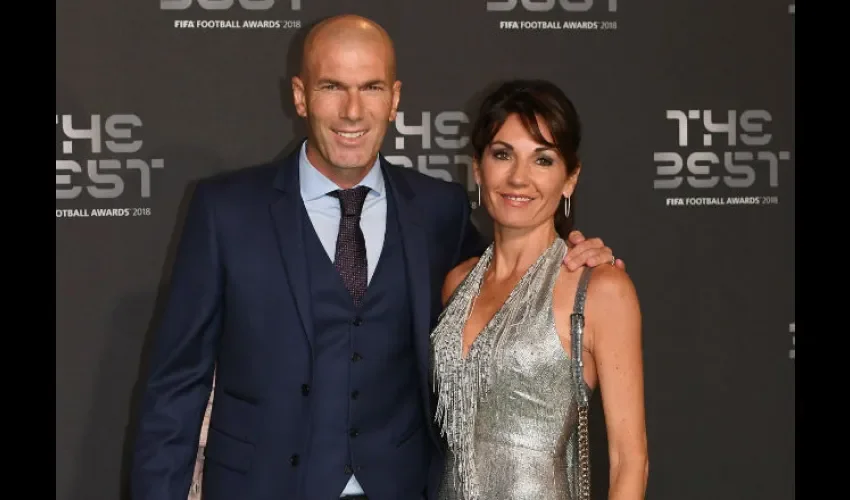 El exfutbolista francés Zinedine Zidane  y su mujer Veronique posan para los fotógrafos a su llegada a los premios ''FIFA the Best 2018'' en Londres. EFE 