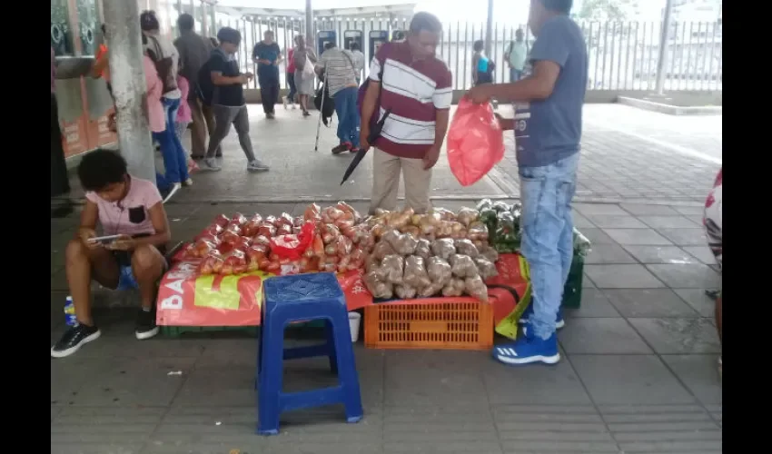 Los clientes se llevan hasta tres bolsas al día: Fotos: Yanelis Domínguez