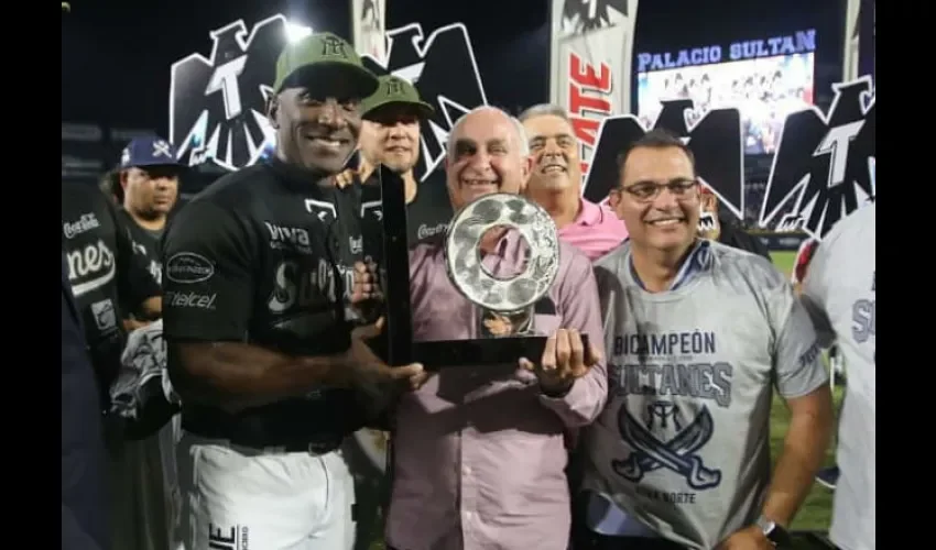 Roberto Kelly (izq.) presenta el trofeo de campeón de la Zona Norte. Tomada de Instagram 