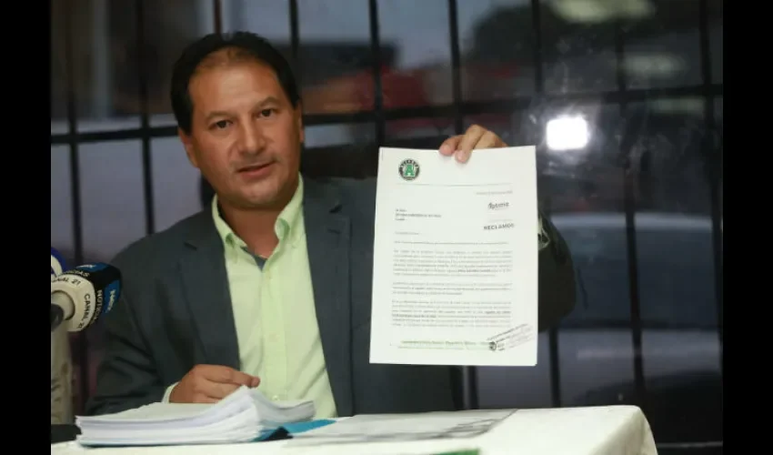 Rubén Cárdenas hijo muestra uno de los documentos sobre el caso Fidel Caesar. Anayansi Gamez