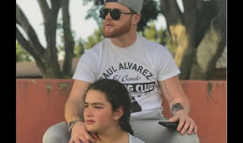 Saúl "Canelo" Álvarez junto a Emily Cinnamon./Instagram
