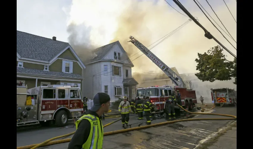 Bomberos combaten el incendio en Lawrence, Massachusetts. Foto: EFE