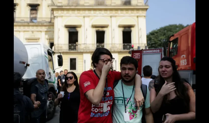 Funcionarios del Museo Nacional de Río de Janeiro lloran tras el incendio. Foto: EFE