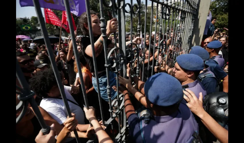 Manifestantes se enfrentan a la guardia municipal de Río de Janeiro durante una concentración frente al Museo. Foto: EFE