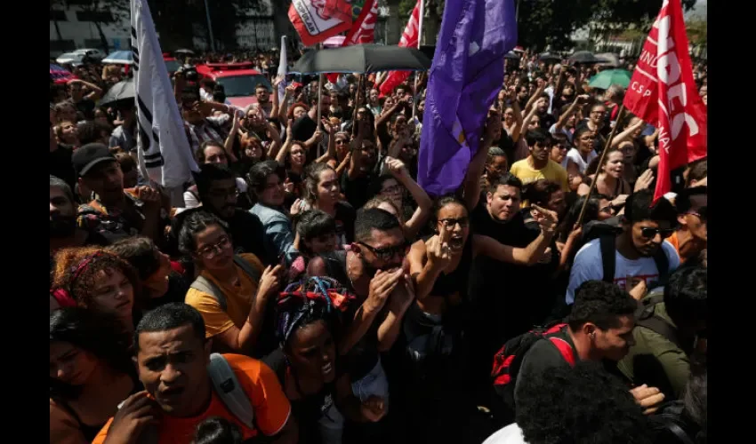 Decenas de personas se manifiestan frente al Museo Nacional de Río de Janeiro hoy. Foto: EFE