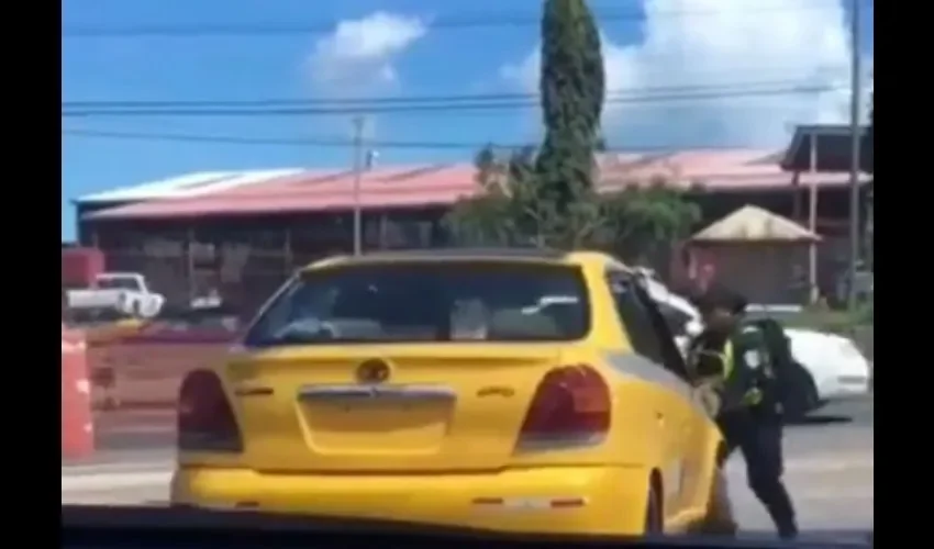 Taxista atropella a unidad policial. 