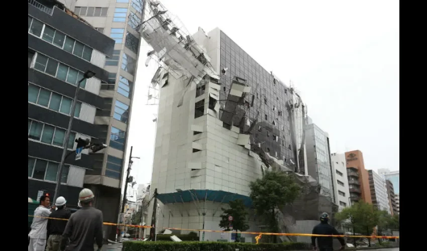 Un edificio después de que un andamio cayese por los fuertes vientos. Foto: EFE