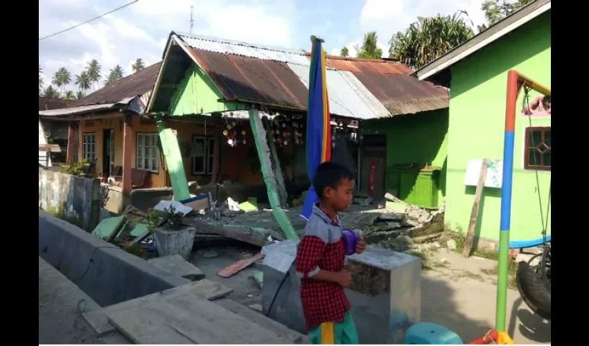 Un niño camina entre los escombros de una casa tras el terremoto de magnitud 7,5. Foto: EFE