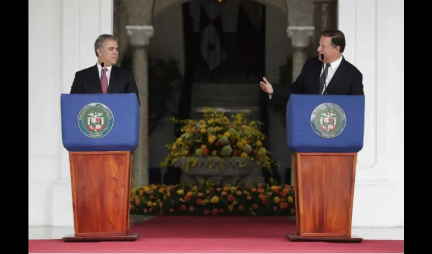 Duque (izq.) y su homólogo panameño Varela. Foto: EFE