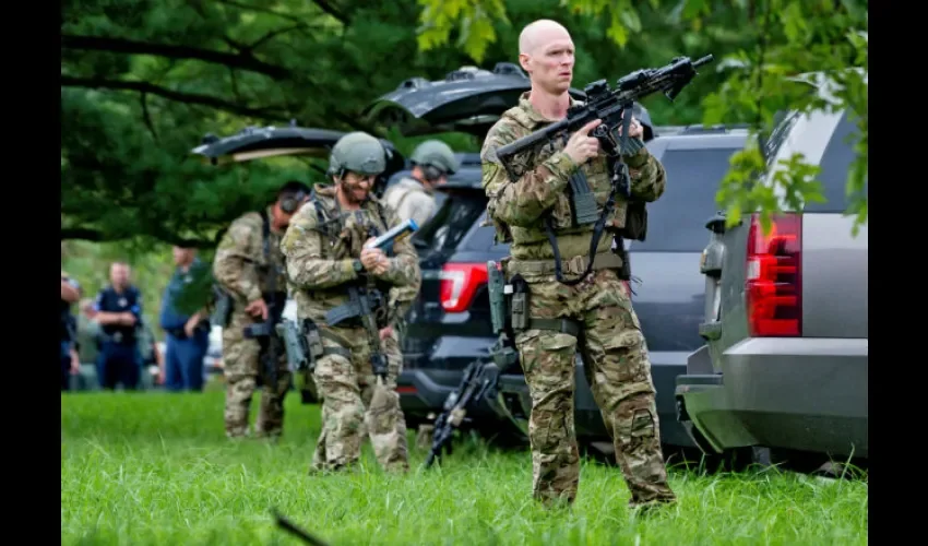 Agentes del FBI toman posiciones en el lugar donde se produjo el tiroteo. Foto: EFE