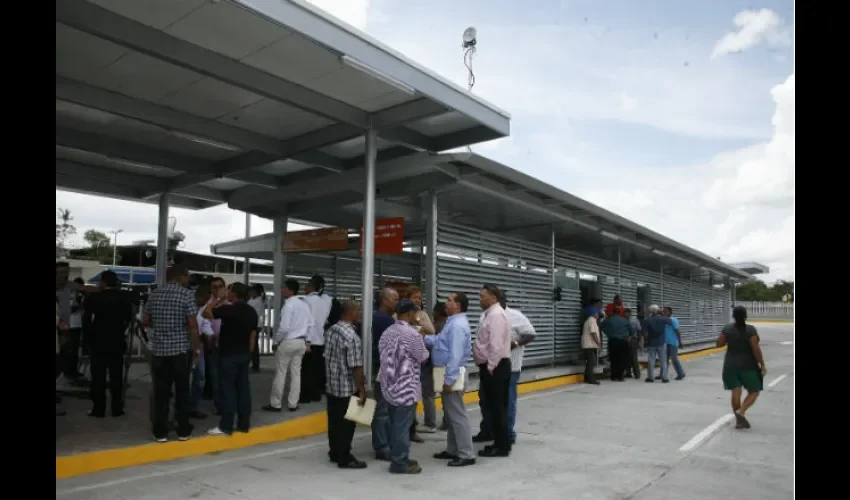 Ahora los buses comenzarán y terminan su recorrido en la zona paga. Foto: Archivo