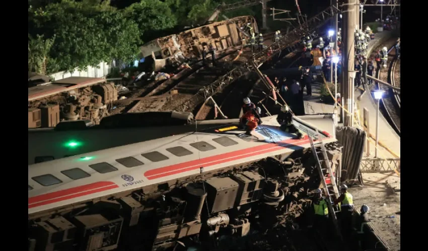 Al menos 22 personas han muerto y 171 han resultado heridas al descarrilar hoy un tren de pasajeros cerca de Taipei. EFE 