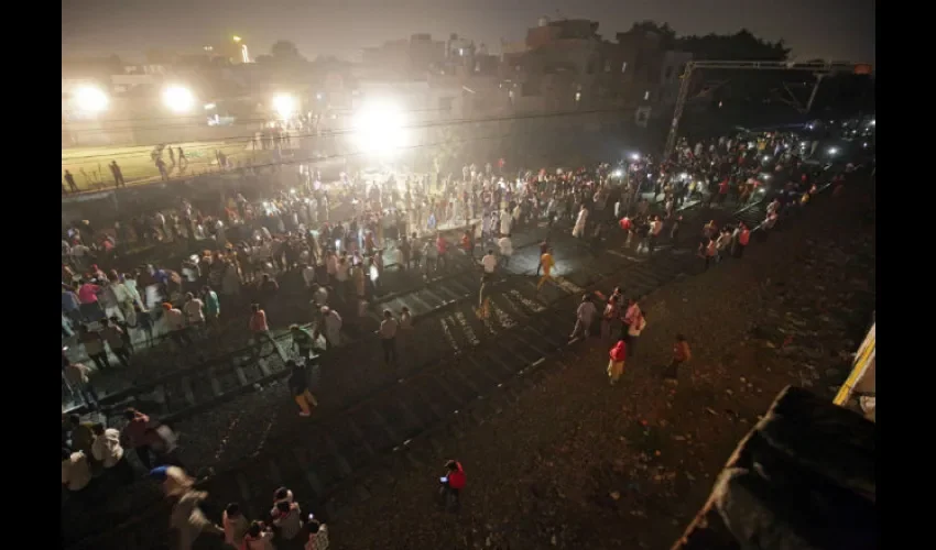 Cientos de personas acuden al lugar de un accidente de tren en Amritsar. Al menos 50 personas murieron. EFE 