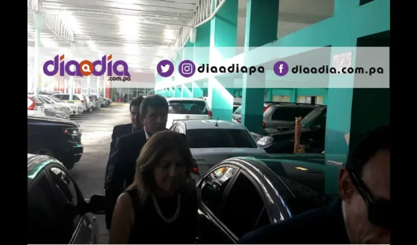 Alejandro Moncada Luna llegó acompañado de una mujer y su primo Gonzalo Moncada Luna. Foto. Jean Carlos Díaz