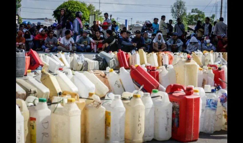 Una multitud espera para obtener combustible en una gasolinera en Palu. Foto: EFE 