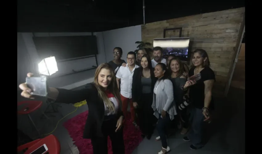 Los actores se tomaron un 'selfie' con algunos colaboradores de Epasa. 