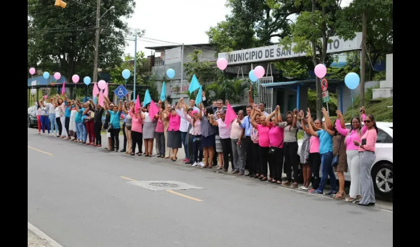 Funcionarios de la Alcaldía de San Miguelito unidos por la campaña de la cinta rosada y celeste. Foto: Cortesía