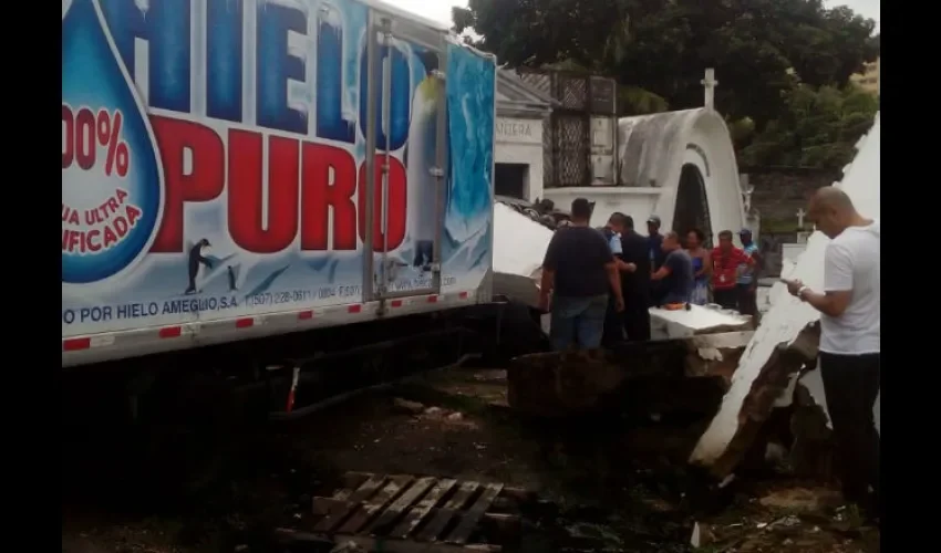 Le dieron los primeros auxilios al conductor. Foto: Cortesía