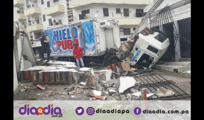 El camión impactó el mausoleo del expresidente José Antonio Remón Cantera. Foto: Jesús Simmons