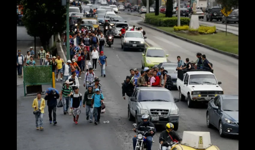 Migrantes hondureños se transportaron a pie o en camionetas hacia la frontera con México. Foto: EFE