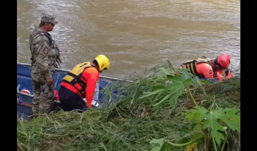 Los arrastró una cabeza de agua en un río de la comarca. Foto: Mayra Madrid. 