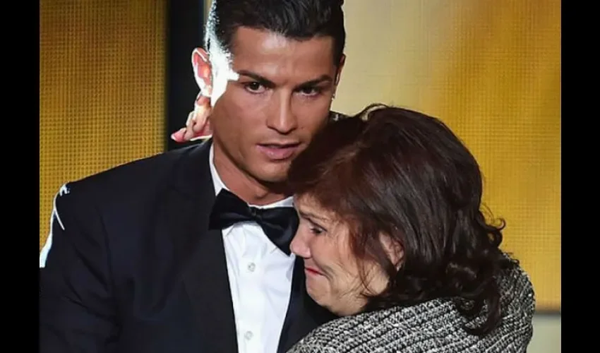 Cristiano Ronaldo y su madre, Dolores Aveiro, mantienen una relación muy cercana./AP