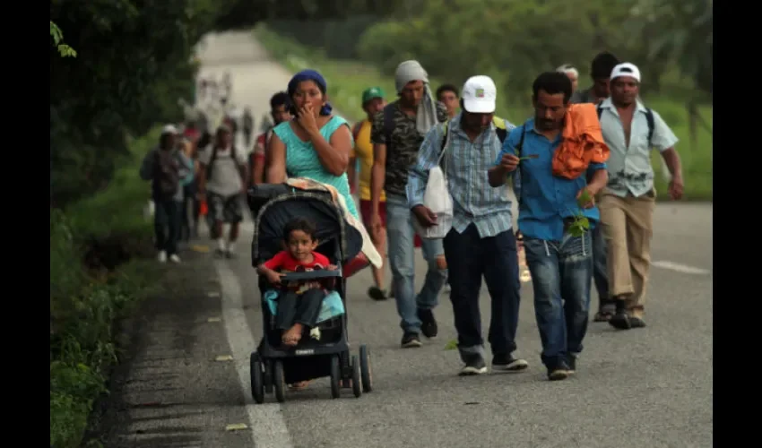 Familias completas han partido de sus países con la esperanza de mejores días en Estados Unidos. Foto: EFE