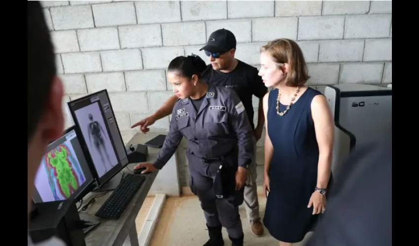 Roxanne Cabral ve el funcionamiento de los escáneres. Foto: Cortesía