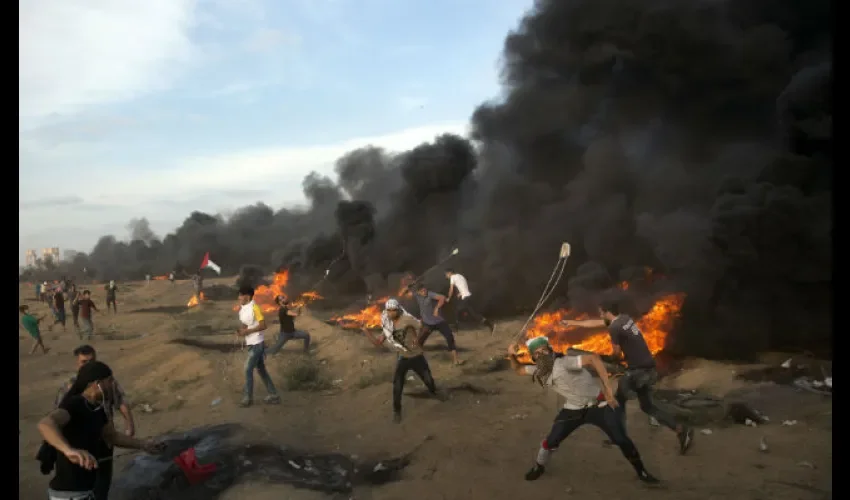 Tres palestinos mueren por disparos israelíes en protestas en Gaza.