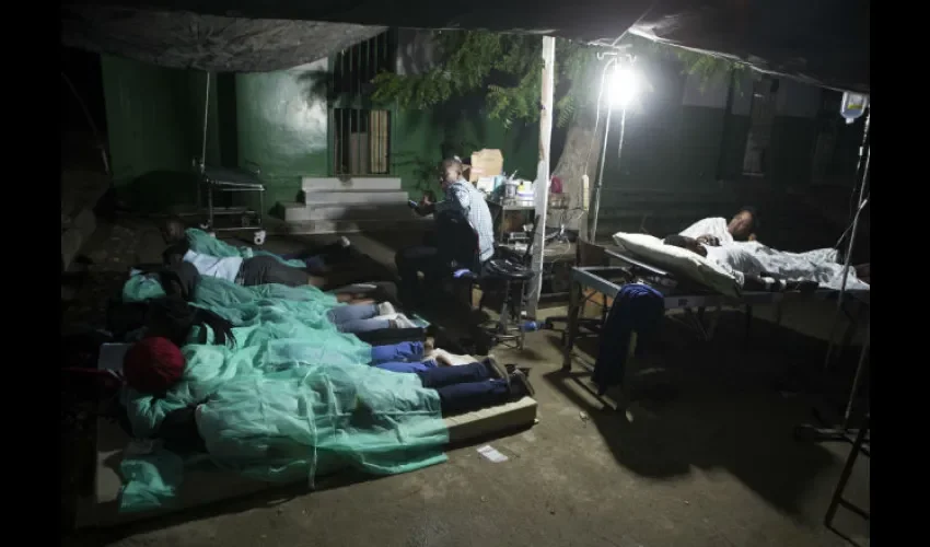 Médicos y enfermeras duermen en el patio del hospital general. Foto: EFE