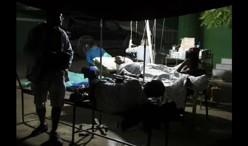 Personas heridas en el terremoto son atendidas en el hospital general. Foto: EFE