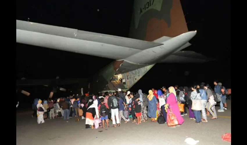 Habitantes de Palu hacen cola para abordar un avión militar en el aeropuerto de Mutiara Sis Al Jufri. Foto: EFE