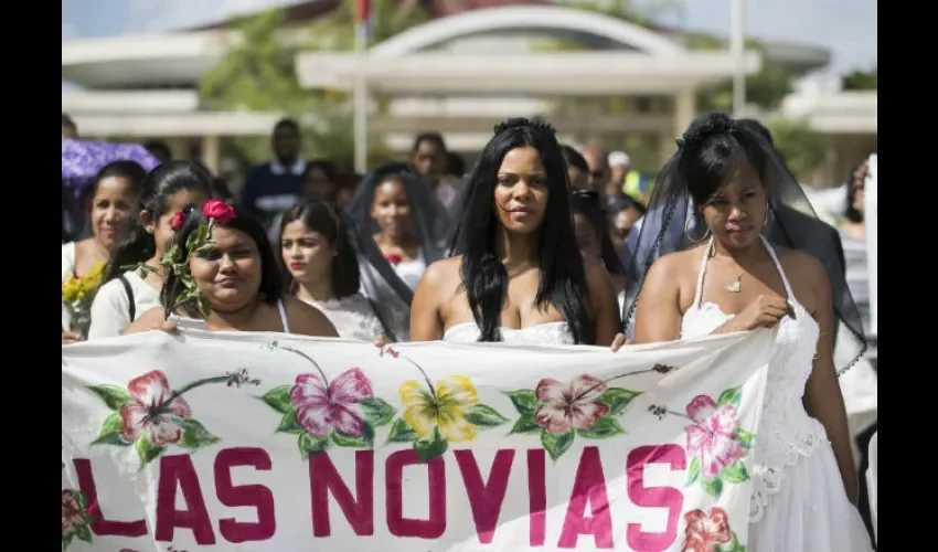 Estudiantes participan en la "Marcha de las Novias", acto en el que se recuerda a las mujeres que han sido víctimas de violencia de género. Foto: EFE