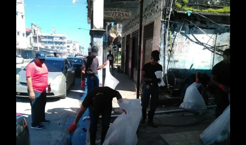 Foto ilustrativa del operativo de limpieza en Colón. 