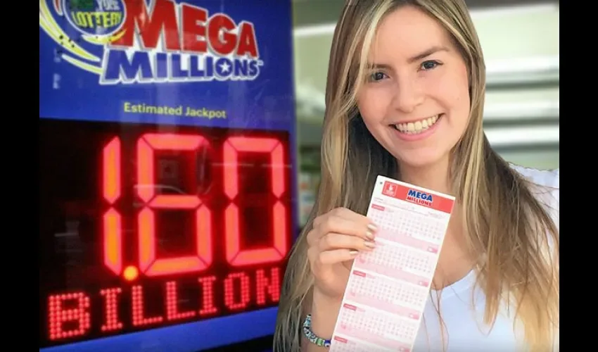 Foto ilustrativa de una joven con su boleta de lotería. Cortesía. 