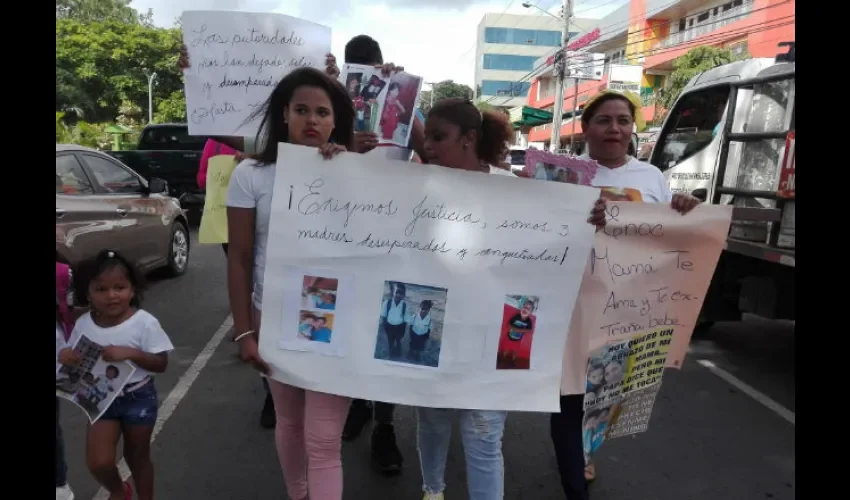 Mujeres marchan por sus hijos.