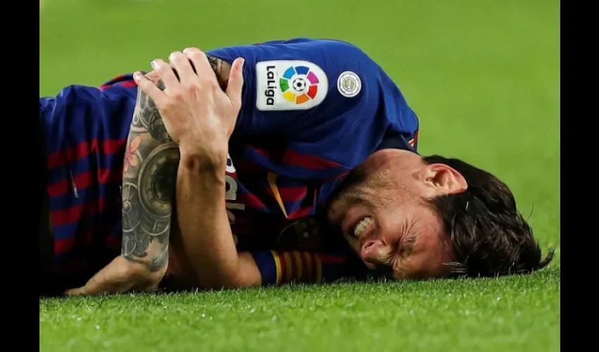 Messi tumbado y adolorido por la lesión. Foto: EFE