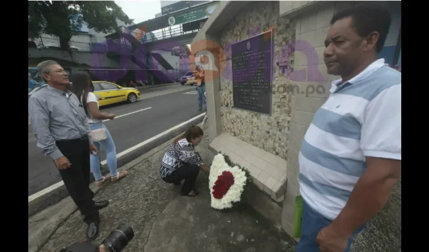 El monumento a las 18 víctimas del bus 8B-06 le hace falta mantenimiento, los mosaicos están deteriorados. Foto: Roberto Barrios